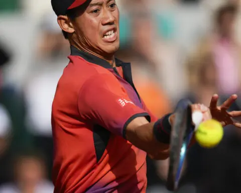 American Peyton Stearns leads unseeded players pulling off upsets on a long day at the French Open