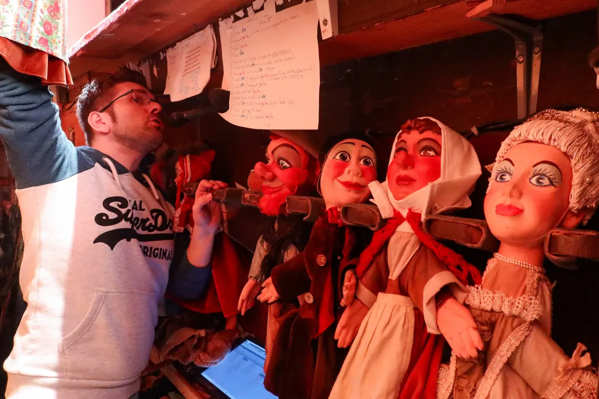 Paris puppet show closes to make way for Olympics