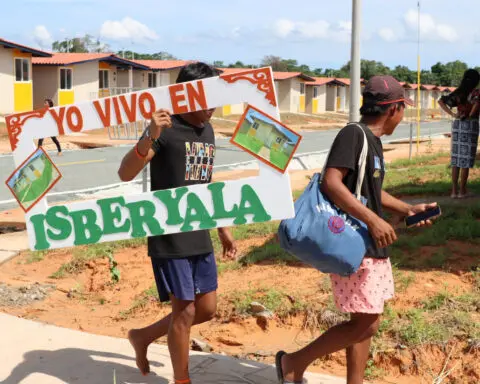 Rising seas force Panama Indigenous families to leave island homes