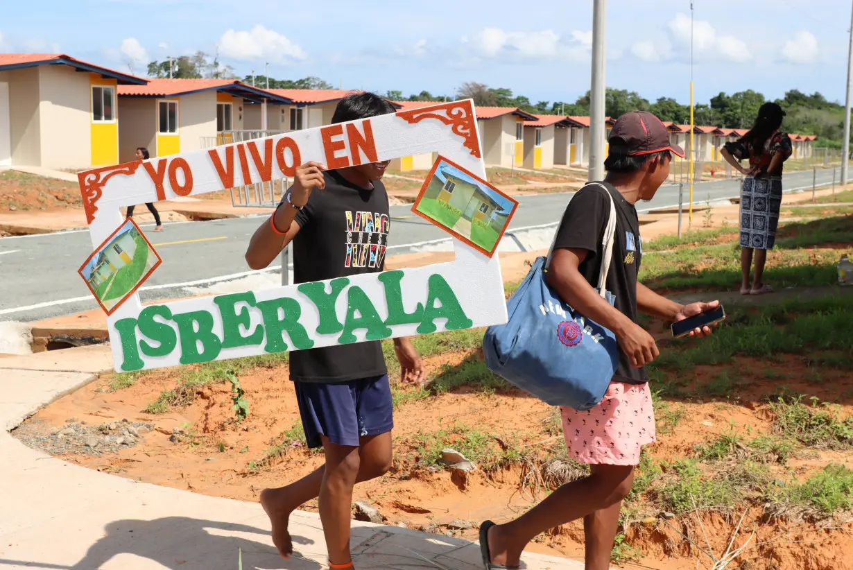 Panama indigenous families leave homes vanishing under rising seas