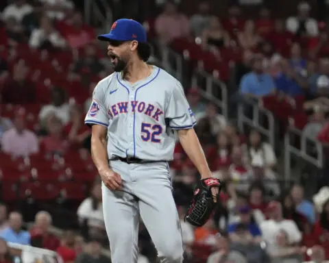 Mets to cut Jorge López after reliever throws glove into stands following ejection