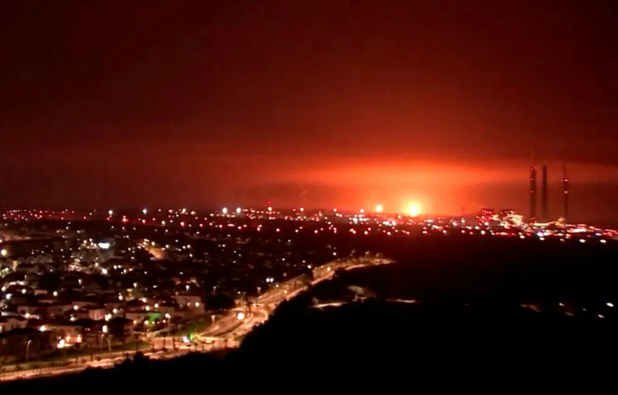 Heavy bombardment seen on Israel-Gaza border at night