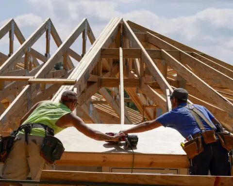 Mortgage rates snap three-week pullback, pushing average rate on a 30-year home loan back above 7%