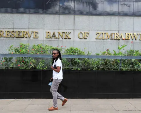 Zimbabwe to fine businesses not using official new exchange rate