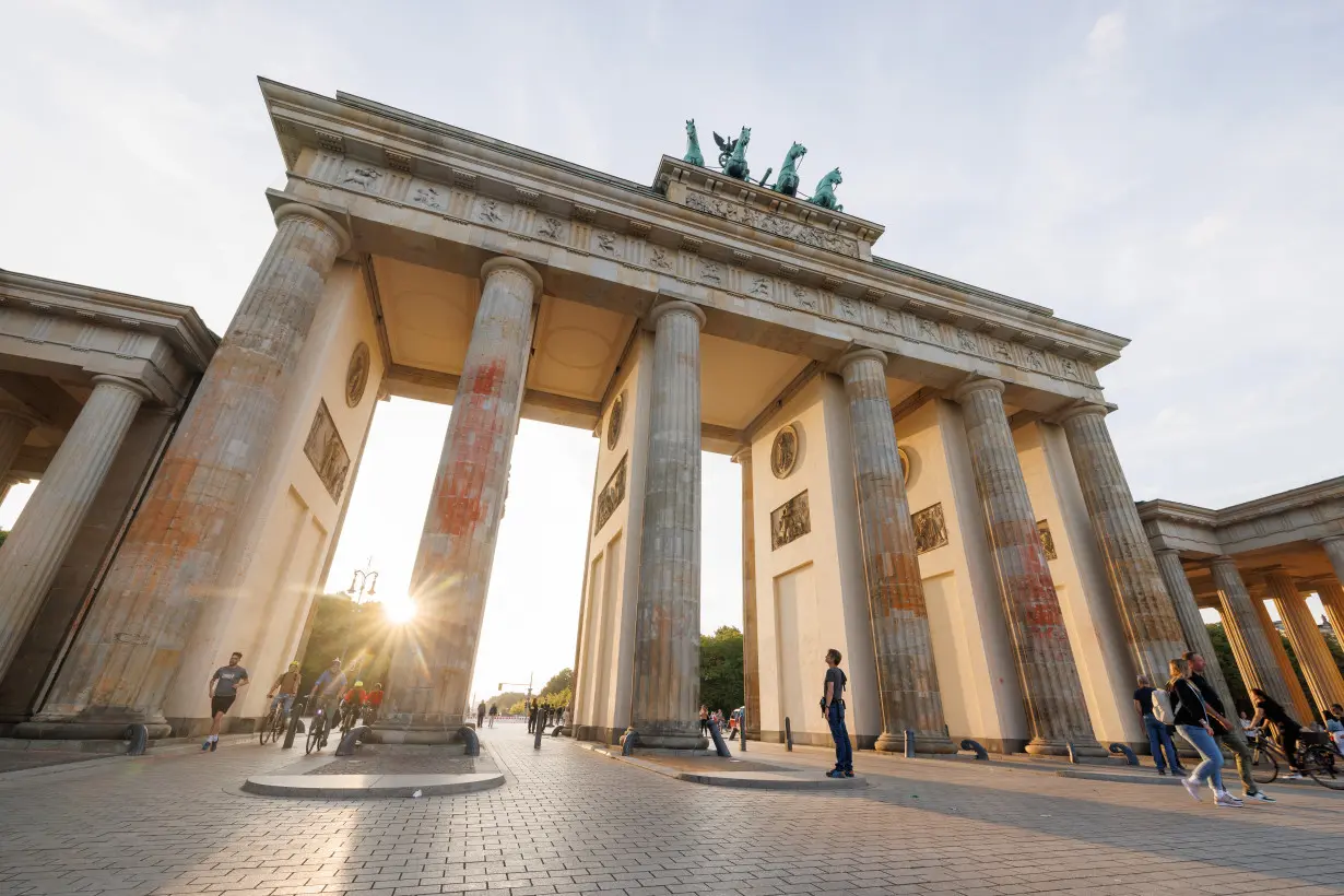 LA Post: German climate activists sentenced for spraying paint on Brandenburg Gate