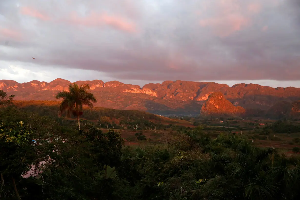 LA Post: Wildfire razes pinelands near top Cuba tourist town of Viñales