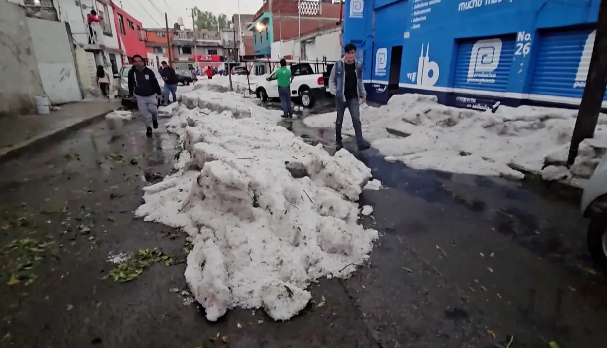 Experts warn of hail, whirlwinds in Mexico after new heat record in the capital