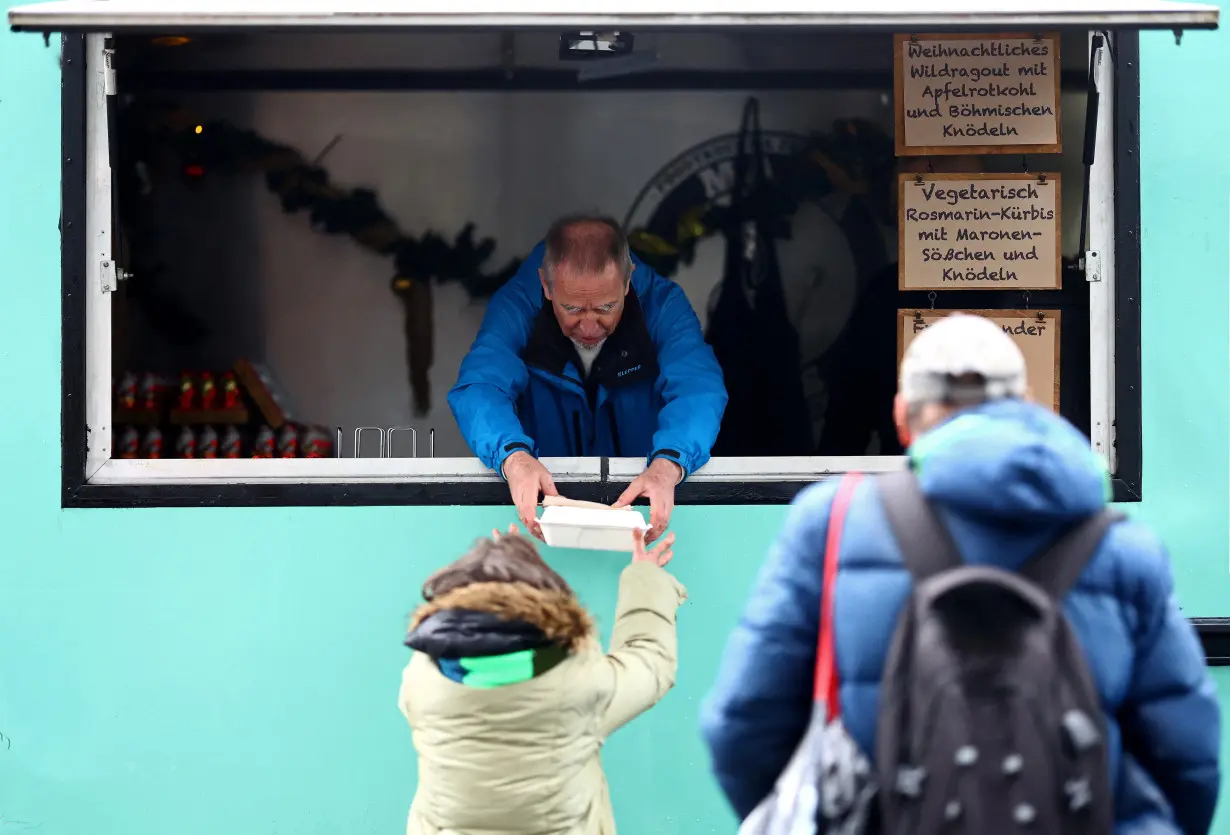 Foodtruck serves the needy in Berlin