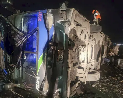 4 people killed and over 30 injured after a bus and a cargo train collide in Peru