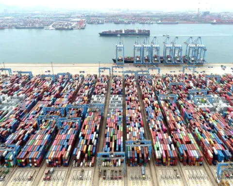 China's April exports grow 1.5%, imports increase 8.4%