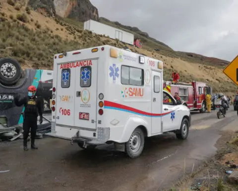 Peru police report 13 dead in Andean highway crash