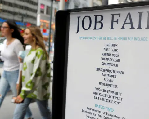 US weekly jobless claims fall further as labor market remains strong