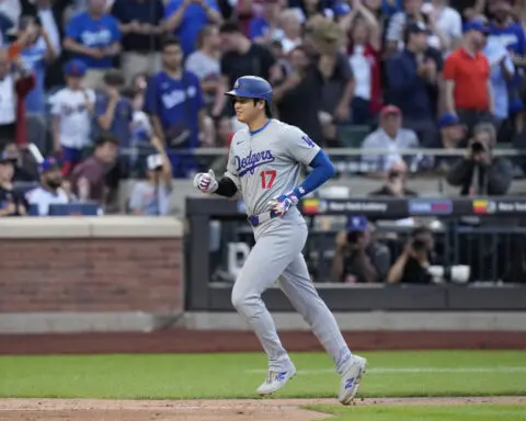 Ohtani and Smith power Dodgers past reeling Mets 10-3 for 3-game sweep