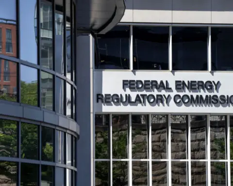 US energy panel approves rule to expand transmission of renewable power