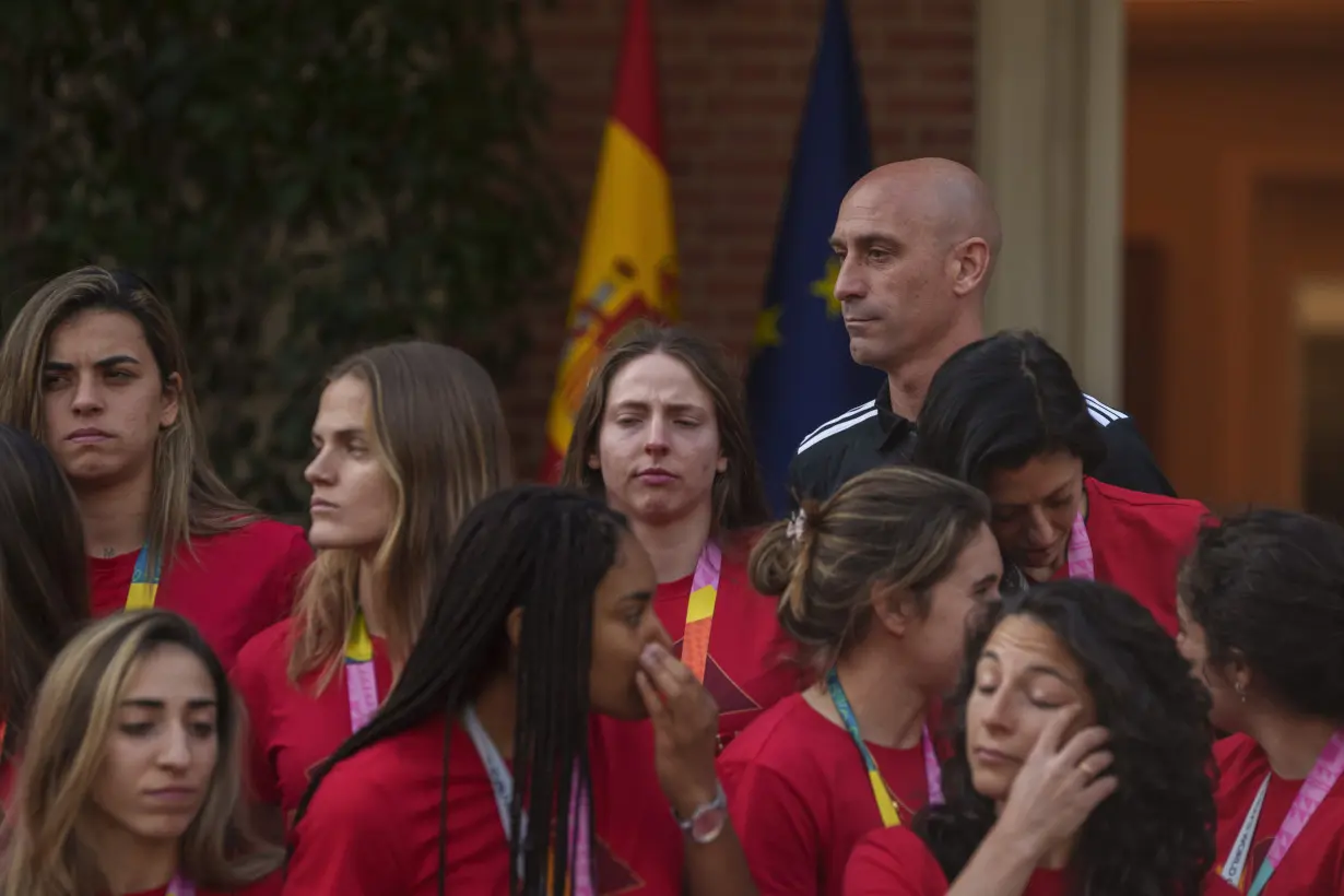 Women's World Cup winners maintain boycott of Spain's national team. Coach delays picking her squad