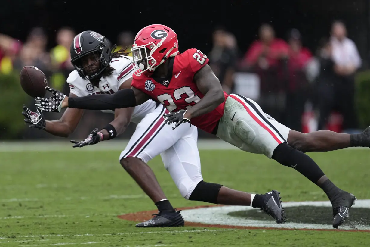 No. 1 Georgia bounces back from 11-point halftime deficit to beat South Carolina 24-14