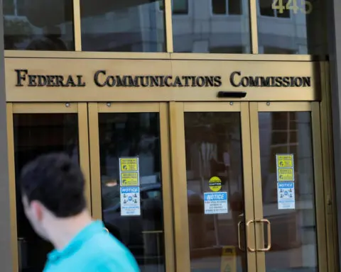FCC wants change of US court hearing challenges to net neutrality rules