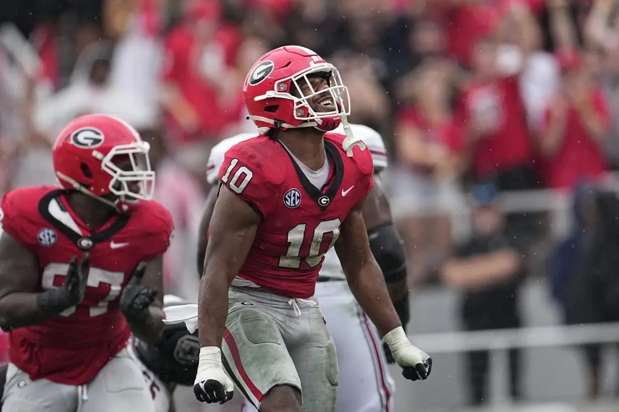 No. 1 Georgia bounces back from 11-point halftime deficit to beat South Carolina 24-14