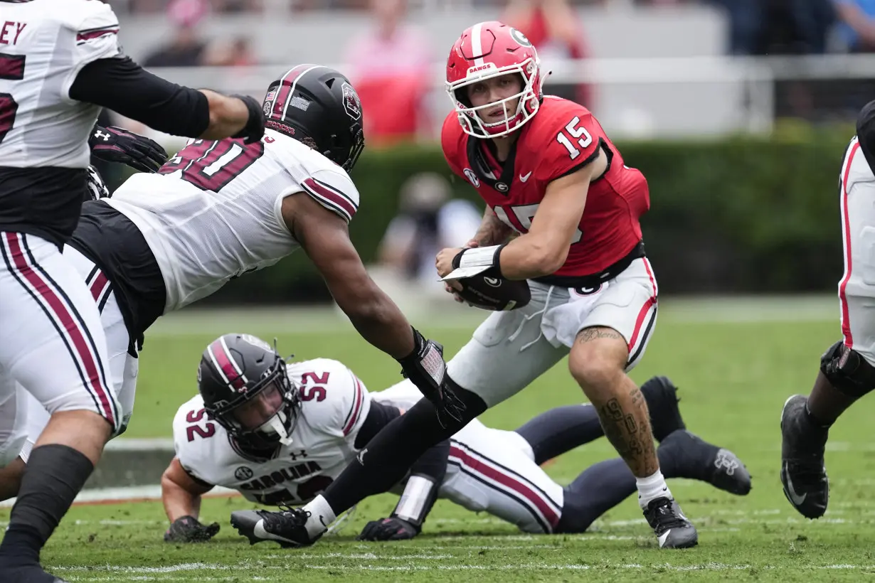 No. 1 Georgia bounces back from 11-point halftime deficit to beat South Carolina 24-14