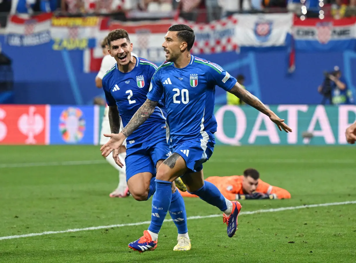 Soccer-Zaccagni's stoppage-time stunner sends Italy through to last 16