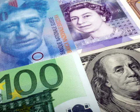 Dollar extends gains against yen with US economic strength in focus