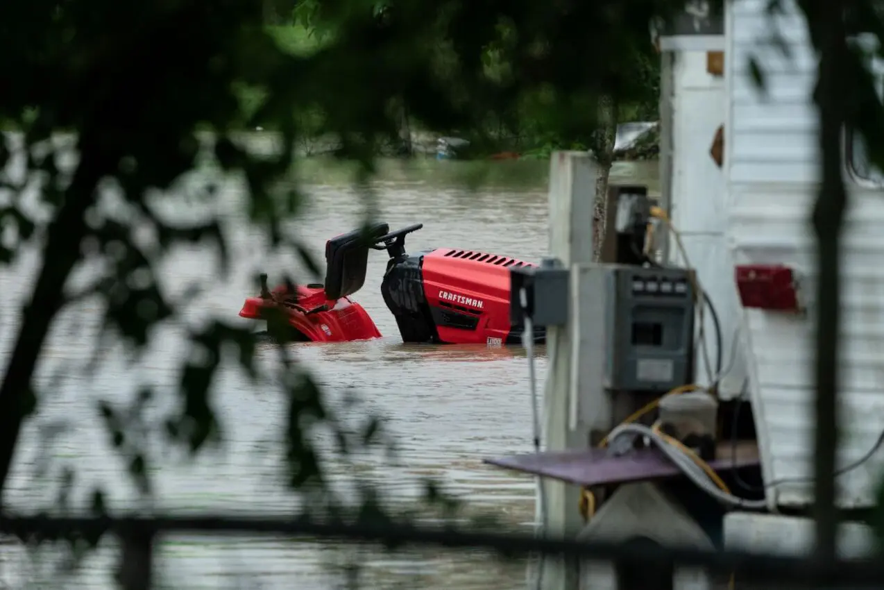 Hammer-wielding good Samaritan rescues driver from raging floodwaters in Houston