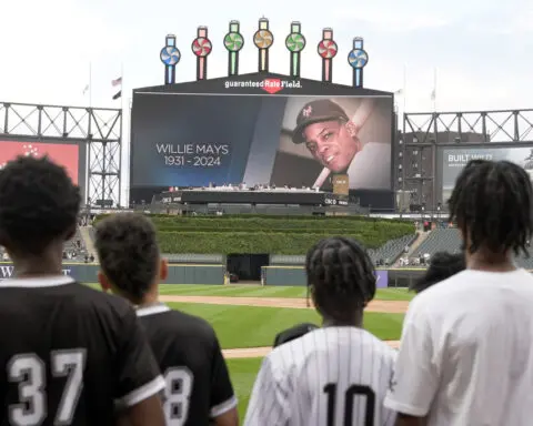 Tributes to Willie Mays pour in as mural is unveiled in Alabama