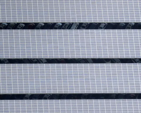 US solar installations hit quarterly record, making up 75% of new power added, report says