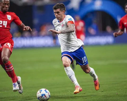 Soccer-Panama score late goal to stun 10-man US at Copa America