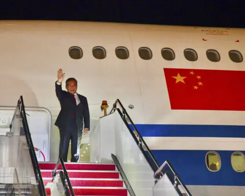 China's premier gets a red-carpet welcome as he begins visit in Malaysia