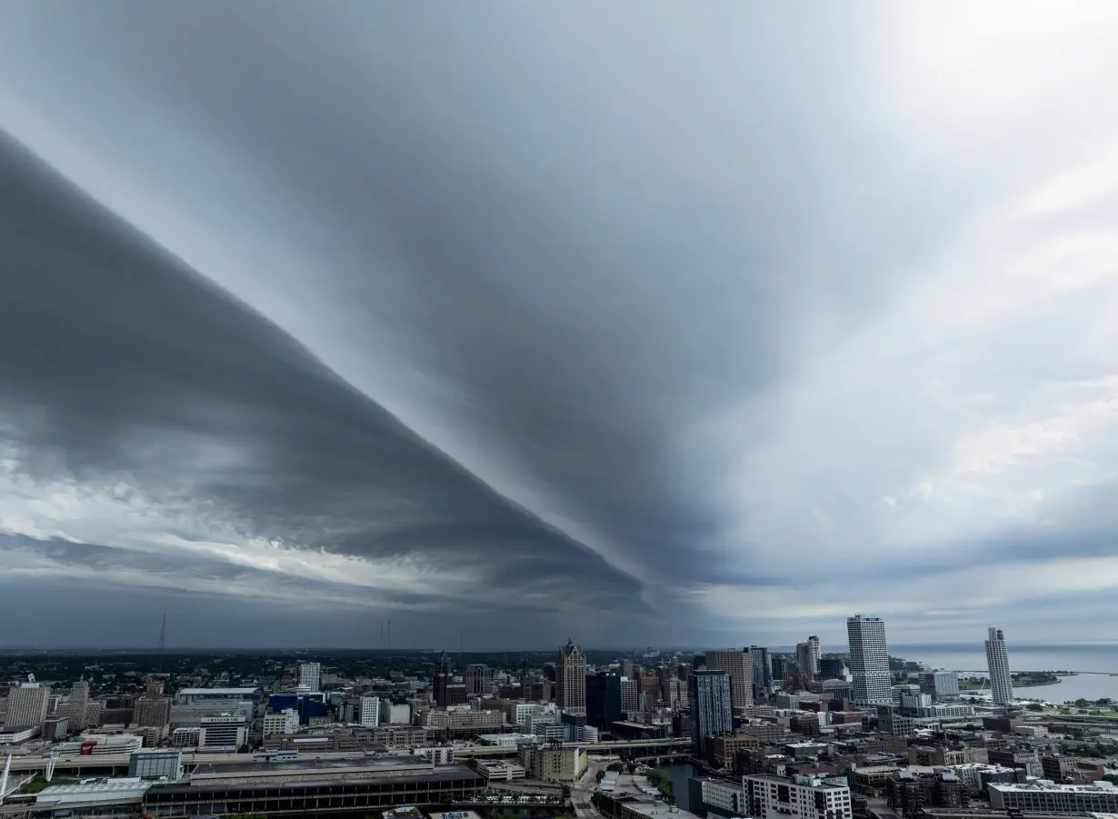 Severe, chaotic weather around US with high temperatures in Southwest and Midwest, snow in Rockies