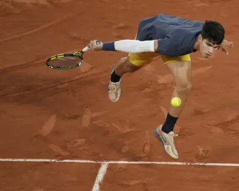 Novak Djokovic withdraws from the French Open with a knee injury and will lose the No. 1 ranking
