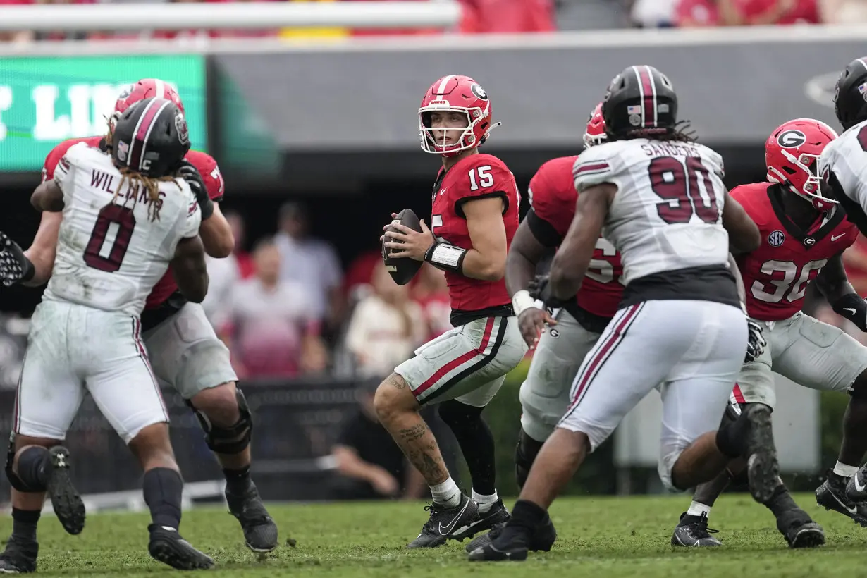 No. 1 Georgia bounces back from 11-point halftime deficit to beat South Carolina 24-14