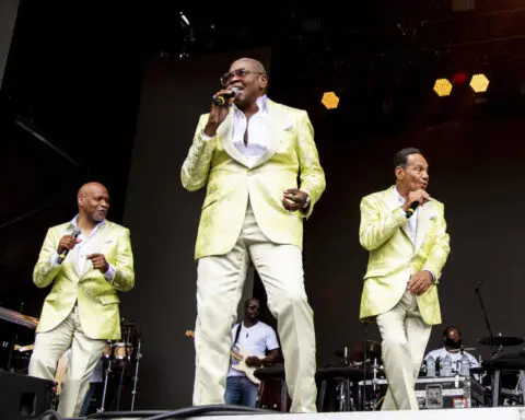Singer sues hospital, says staff thought he was mentally ill and wasn't member of Four Tops