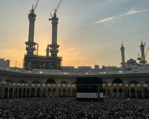 Egypt cracks down on tourism companies after haj deaths