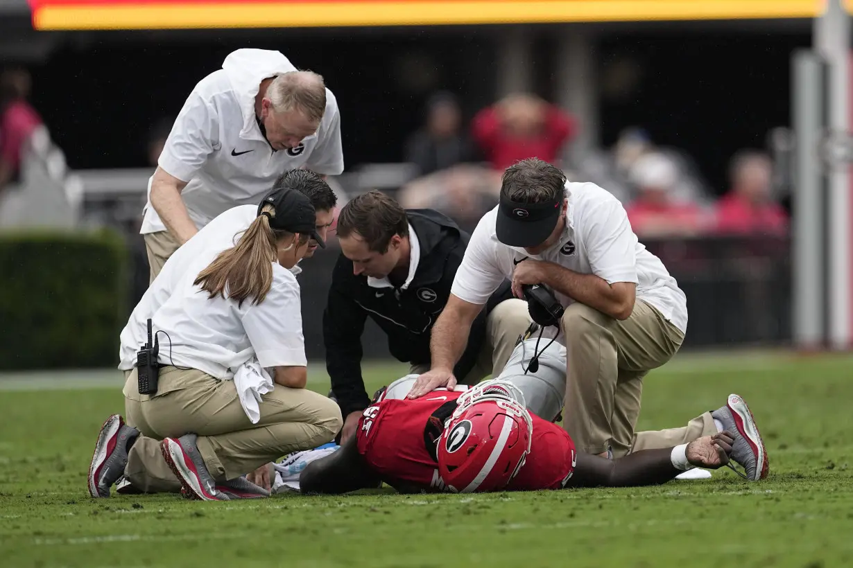 No. 1 Georgia bounces back from 11-point halftime deficit to beat South Carolina 24-14