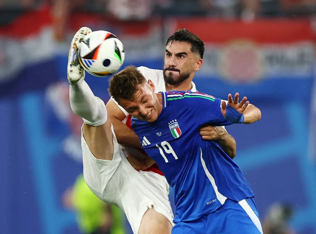 Soccer-Zaccagni's stoppage-time stunner sends Italy through to last 16