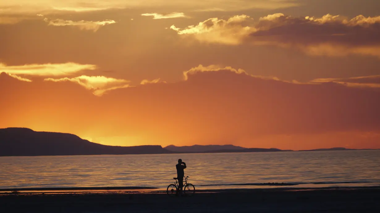 Much of US braces for extreme weather, from southern heat wave to possible snow in the Rockies