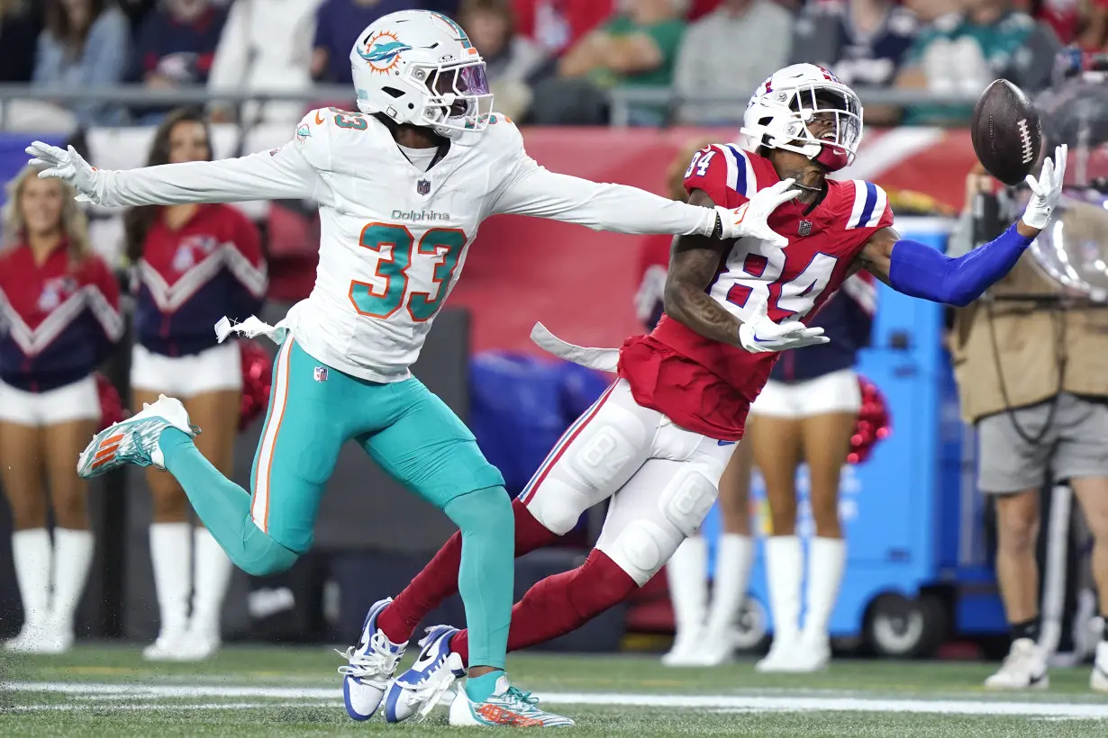 Mostert runs for 2 TDs, Tagovailoa throws for another as Dolphins hold off Patriots 24-17