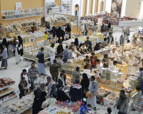 Fight for control of Yemen's banks between rebels, government threatens to further wreck economy