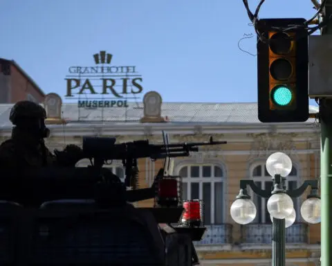 Bolivian armored vehicles, soldiers withdraw from square outside presidential palace