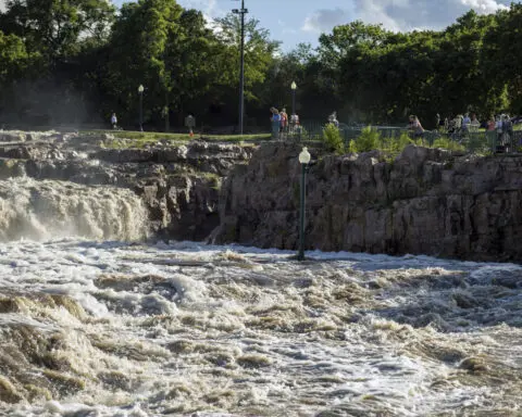 Millions swelter as temperatures soar across the US, while floodwaters inundate the Midwest