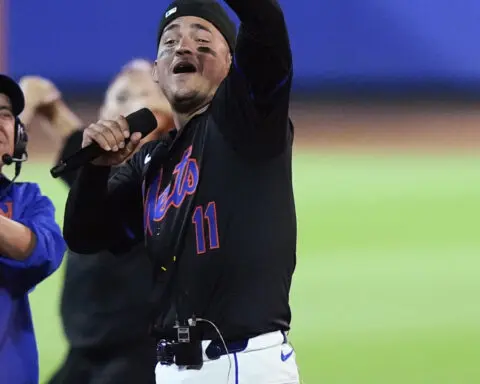 OMG! Mets infielder Jose Iglesias performs his song after win