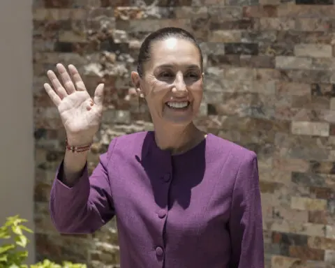 Aides' vehicle in a convoy carrying Mexico's next president involved in a crash that killed 1