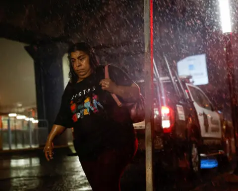 Strengthening Storm Alberto takes aim at Mexico's Gulf coast, at least three dead