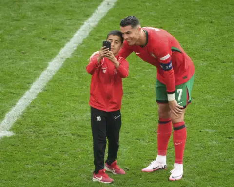 Cristiano Ronaldo 'lucky' not to come to harm after he's confronted by selfie-seekers, coach says