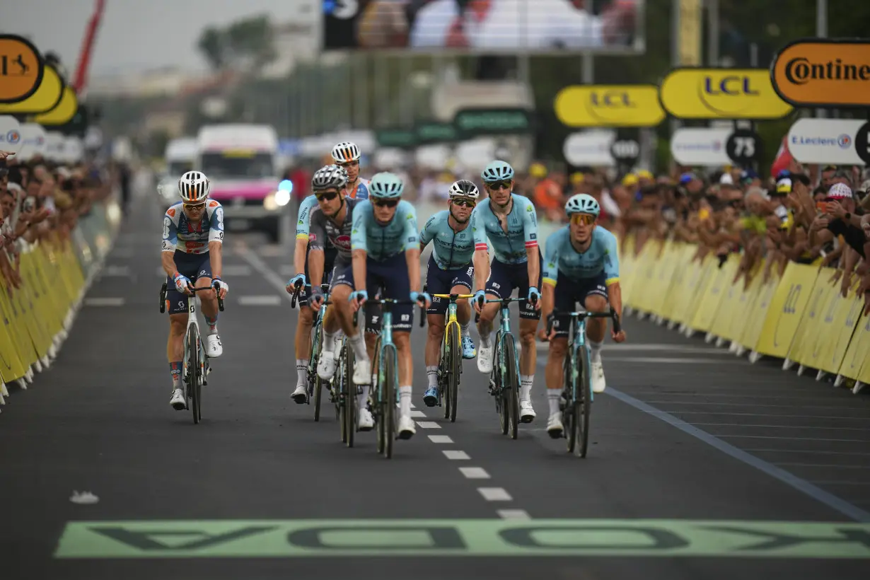 Cavendish struggles with apparent stomach and heat issues during opening Tour de France stage