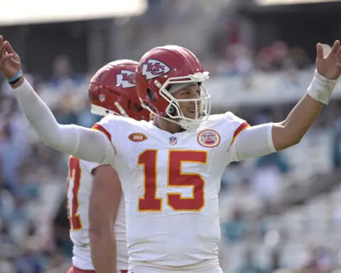 Chiefs, Mahomes agree to restructured deal to include big pay raise, AP source says