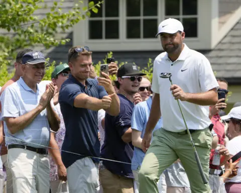 Tom Kim builds a 2-shot lead over Scheffler and Morikawa at Travelers Championship
