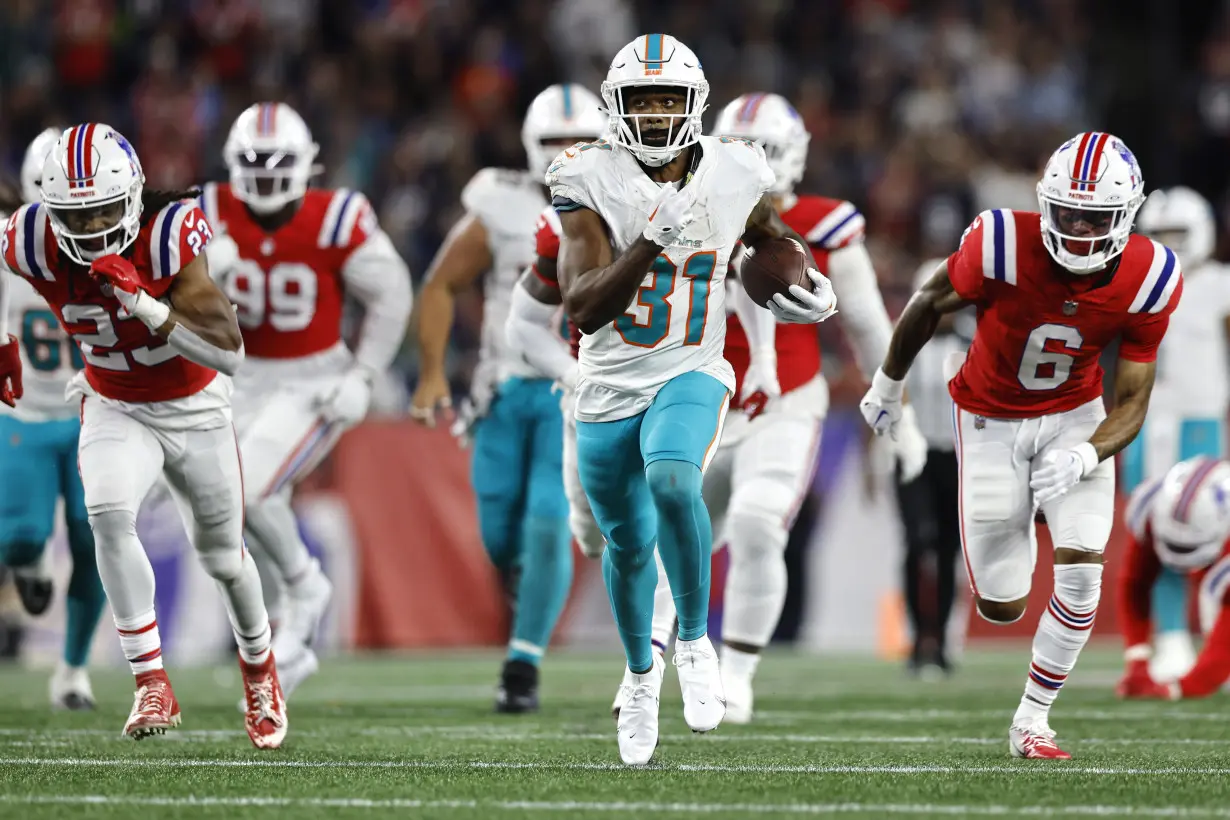 Mostert runs for 2 TDs, Tagovailoa throws for another as Dolphins hold off Patriots 24-17